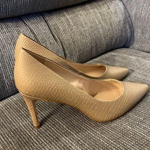 Jessica Simpson pump